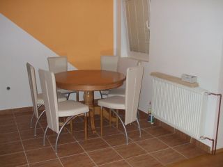 Trpezarijski sto 3
