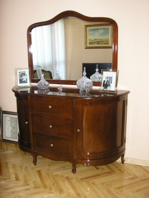Komoda polulučna