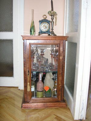 Staklena komoda